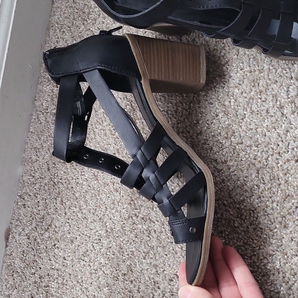 Black strappy heels - Picture 2 of 4